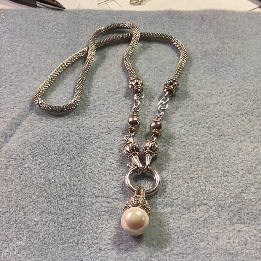 Pearl necklace with mesh chain